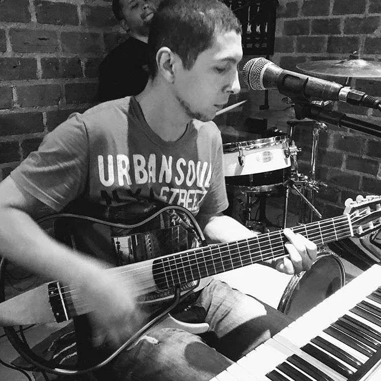 Gean Pacheco tocando violão